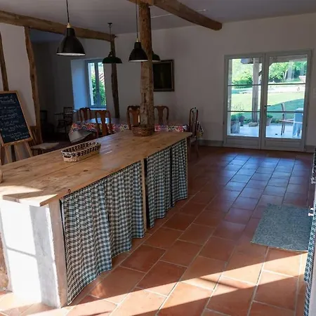 Gite La Bourdette, Au Calme Pour 10pers Avec Piscine Chauffee Et Jacuzzi *
