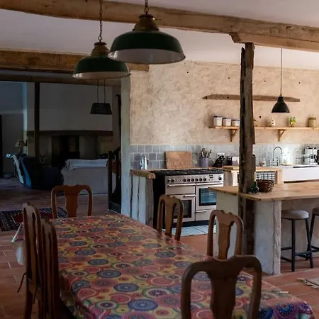 Gite La Bourdette, Au Calme Pour 10pers Avec Piscine Chauffee Et Jacuzzi