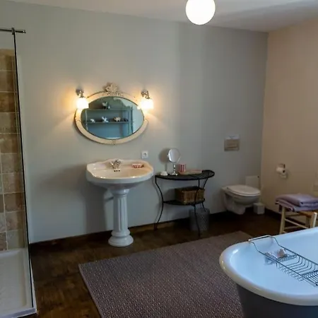 Gite La Bourdette, Au Calme Pour 10pers Avec Piscine Chauffee Et Jacuzzi Сasa de vacaciones Montbernard